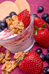 Yogurt de frutos del bosque y nuez