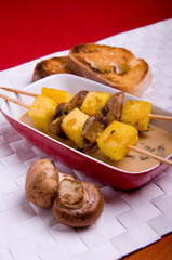 Brochetta de polenta frita y champiniones