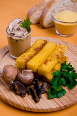 Polenta frita y champiniones