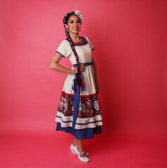 Mexicana joven orgullosa por su vestido típico