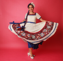 joven mexicana bailarina en traje típico folclórico mexicano