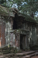 Fototapeta na wymiar Antigua puerta de un templo de Angkor en ruinas