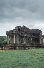 Fototapeta na wymiar Biblioteca de Angkor Wat en un día nublado