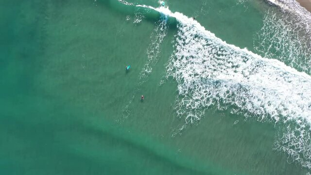 Imagem a&eacute;rea de linda praia em Ubatuba, litoral Norte de S&atilde;o Paulo. Orla da praia, mar. natureza vista por cima.  Para&iacute;so tropical. 