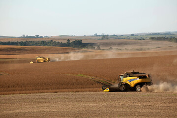 Colheita de soja na área rural de Lagoa Vermelha