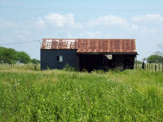 Fototapeta na wymiar Abandoned barn in a field