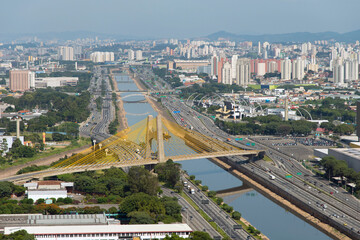 Vista aérea da maginal Tietê com ponte Governador Orestes Quércia sobre o Rio Tietê