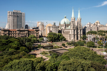 Pra&ccedil;a da S&eacute; - Catedral &agrave; direita e Pal&aacute;cio da Justi&ccedil;a