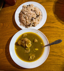 Sopa de pata de vaca, un plato típico de Panamá 