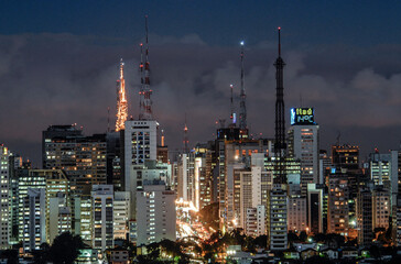  Vista da Avenida Paulista ao anoitecer