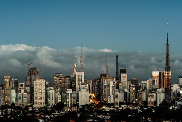 Fototapeta premium Vista da Avenida Paulista ao anoitecer