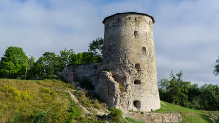 Fototapeta na wymiar Gremyachaya tower on Gremyachaya hill in Pskov on the Bank of the Pskova river