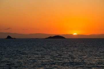 Obraz premium Sun Sets Over The Coral Sea and Queensland Coast