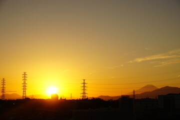 横浜市の高台の住宅地からの富士山と夕陽