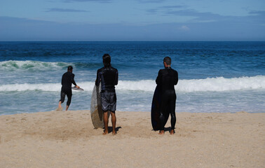 Bodyboard, desporto radical, três homens na praia a praticar bodyboard, dois esperam o melhor...