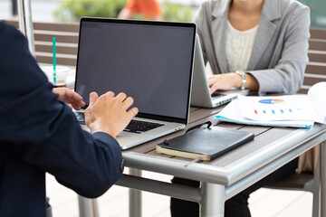 ノートパソコンで打ち合わせをする女性