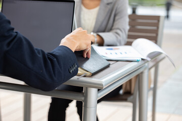 ノートパソコンで打ち合わせをする女性