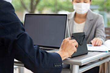 打ち合わせをするOL女性