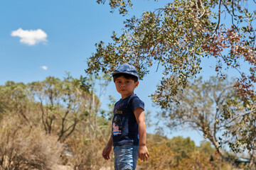 Naklejka premium Kid in the woods