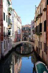 Fototapeta na wymiar Venedig: Schmale Kanäle in der Altstadt, Rios