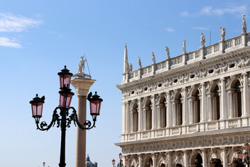 Fototapeta na wymiar Venedig: Markusplatz, Blick durch einen Torbogen an der Piazzetta San Marco auf die Biblioteca Marciana