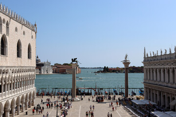 Fototapeta na wymiar Venedig: Die Piazzetta San Marco, Markusplatz mit Dogenpalast und der Libreria Sansoviniana von oben