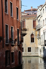Fototapeta na wymiar Venedig: Schmale Kanäle in der Altstadt, Rios