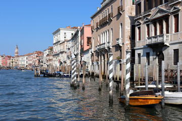 Fototapeta na wymiar Venedig: Fassaden am Ufer des Canale Grande