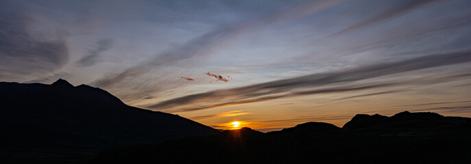 panor&aacute;mica, atardecer en contraste a las monta&ntilde;as y a las nubes 