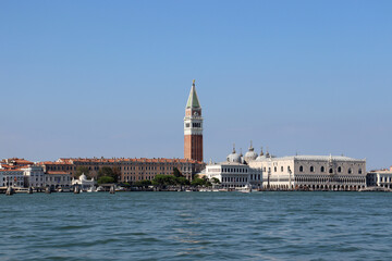 Fototapeta na wymiar Venedig: Ansicht vom Wasser mit Campanile, Dogenpalast und der Piazzetta San Marco