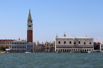 Fototapeta na wymiar Venedig: Ansicht vom Wasser mit Campanile, Dogenpalast und der Piazzetta San Marco