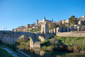 Fototapeta na wymiar bridge over the river in the city of Toledo