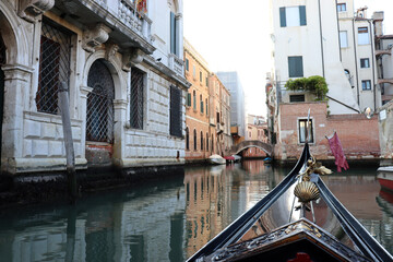 Fototapeta na wymiar Venedig: Aussicht aus einer Gondel auf die schmalen Kanäle, Rios