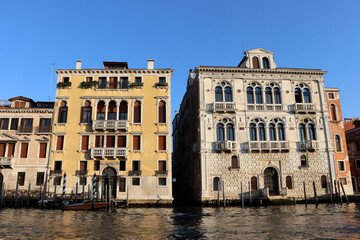 Fototapeta premium Venedig: rechts Palazzo Corner Spinelli links Palazzo Curti Valmarana, Canale Grande