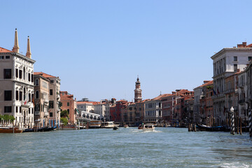Venedig: Ufer des Canale Grande mit Palazzi und der Kuppel von Santa Maria della Salute im Hintergrund