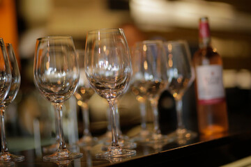 Copas de vino en una fila. Mesa buffet celebración de cata de vinos. Concepto de vida nocturna, celebración y entretenimiento.