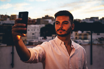 Chicos jovenes felices estilo de vida smartphone compartir familia amigos novios bengala luz...