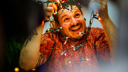 Amigos felices navidad fiesta luces navideño girnalda felicidad abrazo