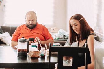 Familia joven feliz mexicana desayunando en casa 