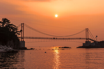 Fototapeta na wymiar Beautiful sunset twilight under the grand bridge.