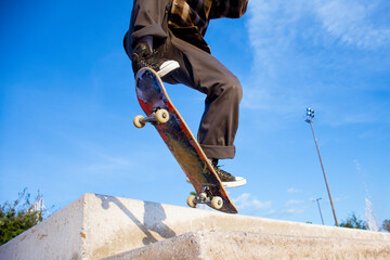 Young man performs skateboarding tricks on the street © ERNESTO