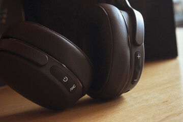 Noise cancelling bluetooth headphones 