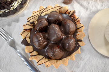Torta con bombones de chocolates