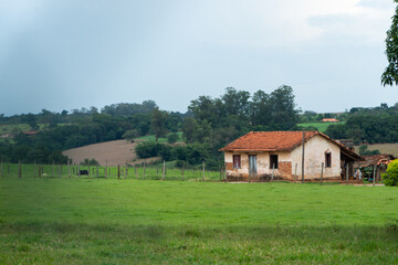 Fototapeta na wymiar casa antiga com gramado verde