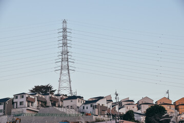 住宅と鉄塔