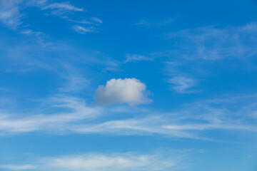 夏の青い空にぽかりと浮かぶ積雲