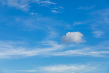 夏の青い空にぽかりと浮かぶ積雲