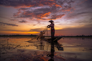 Catching fish on the boath © Pramprach