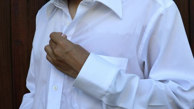 汗で濡れたワイシャツを着ている日本人男性　暑そうにしてる