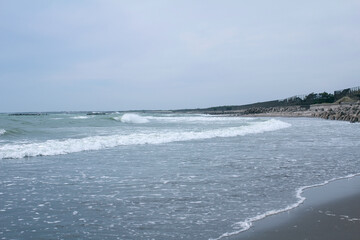 くもり空の地平線と波